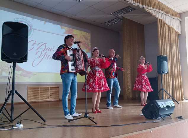 Ансамбль «Горница» поздравил с Днём учителя педагогов транспортного колледжа